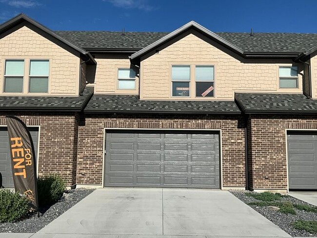 Building Photo - 2 bedroom 2 1/2 bath Townhouse 2 car garage.
