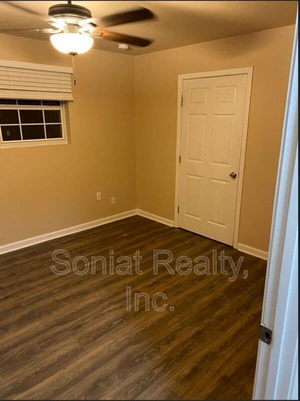 Building Photo - 7202 Salem Dr