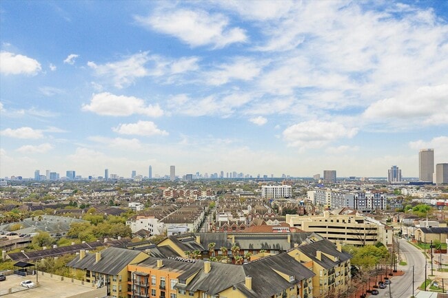 Building Photo - 2000 Bagby St