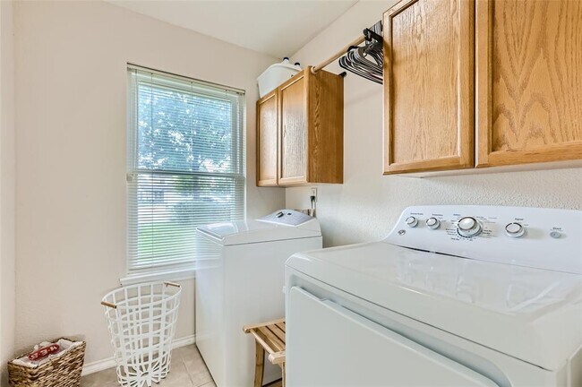 Building Photo - 500 Hawthorn Ln
