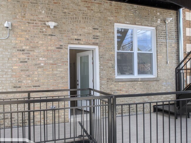Building Photo - 2120 W Belmont Ave