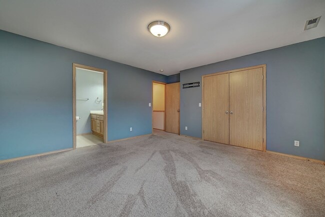Building Photo - Spacious 3 bedroom townhome close to CK sc...