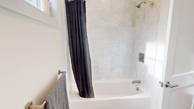 Building Photo - 4 Market St