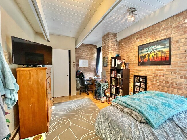 Building Photo - 806 S Loomis St