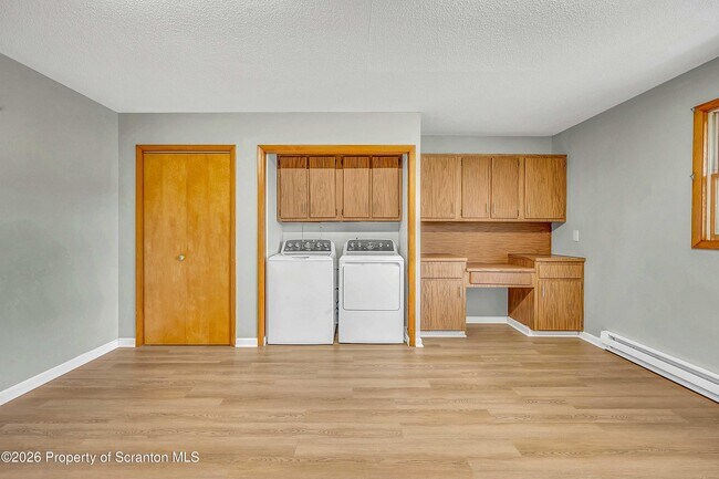 Building Photo - 809 Moosic Rd