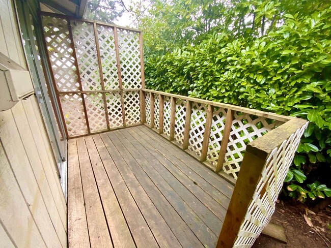Building Photo - Updated 3 Bedroom, 1 Bath Apt in 4-Plex - ...