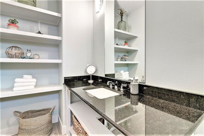 Building Photo - 224 E Oaks Ave