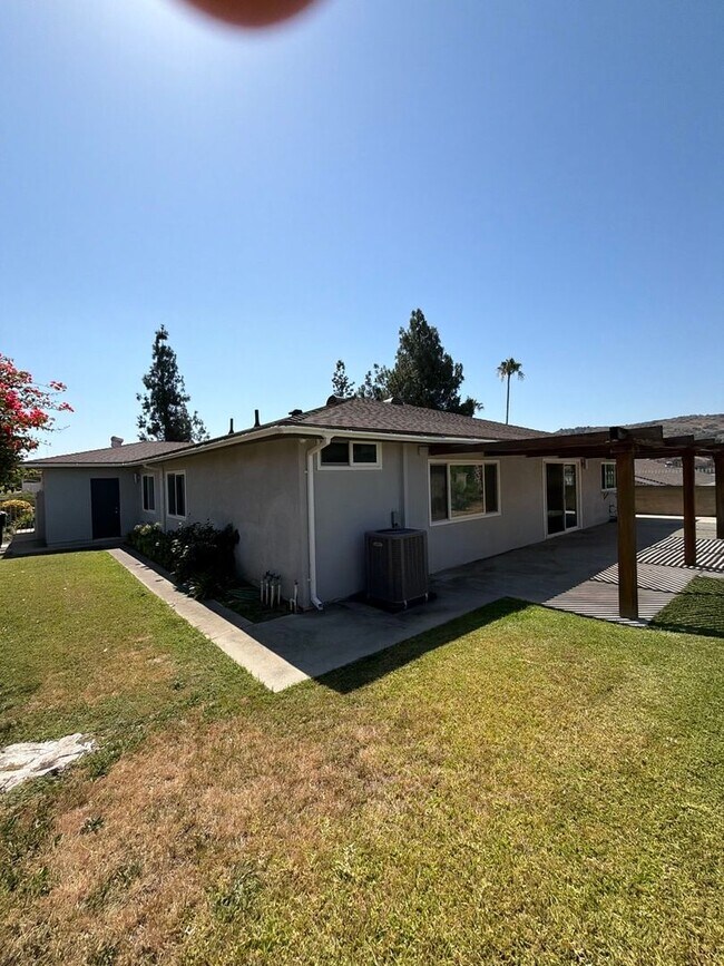 Building Photo - Beautiful 3 Bedroom Home in Avocado Heights