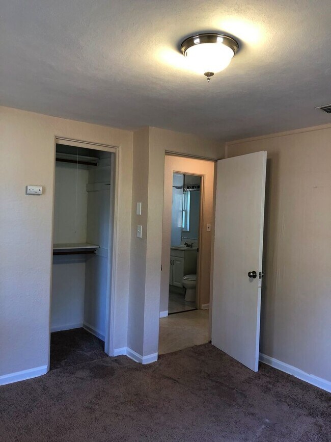 Building Photo - 3 Bed 1 Bath Home | Pet Friendly | Washer Dryer Hook Ups | Section 8 Welcome