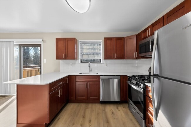 Building Photo - Newly Refinished 2 Bedroom Townhome