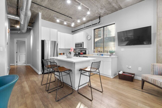 Building Photo - 2 Bed 2 Bath - Mount Vernon Condo - Garage Parking Space Included