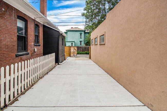 Building Photo - 832 26th St