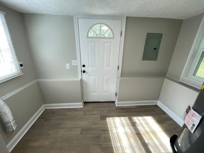 Building Photo - Great Location Private Setting Home For Rent