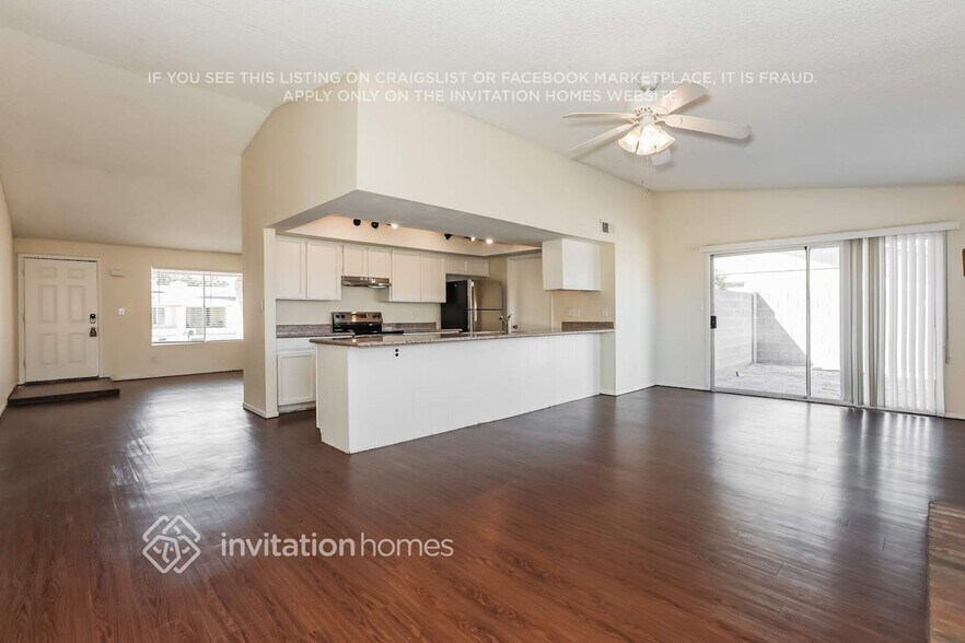 Building Photo - 726 W Laguna Azul Ave