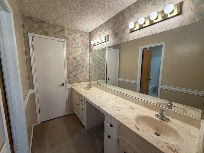 Building Photo - Beautiful Two Story Townhome in West Lubbock!