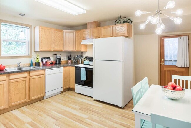 Building Photo - Adorable 1 Bed 1 Bath Cottage, 2 Blocks From Greenlake!