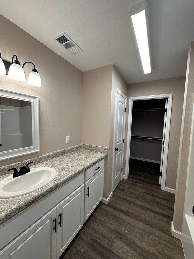 Building Photo - 3 Bed 2 Bath Brick Home with Fenced in Backyard