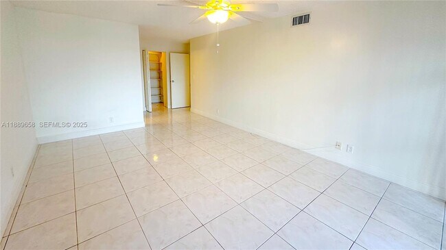 Building Photo - 800 Parkview Dr