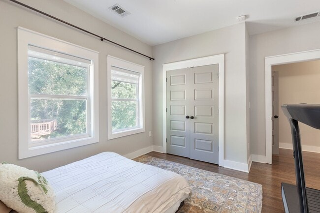Building Photo - Gorgeous 4/3.5 w/ Bedroom on Main & Large,...