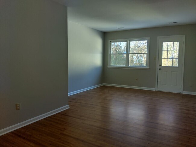 Building Photo - Newly Renovated 2bd/1ba apartment