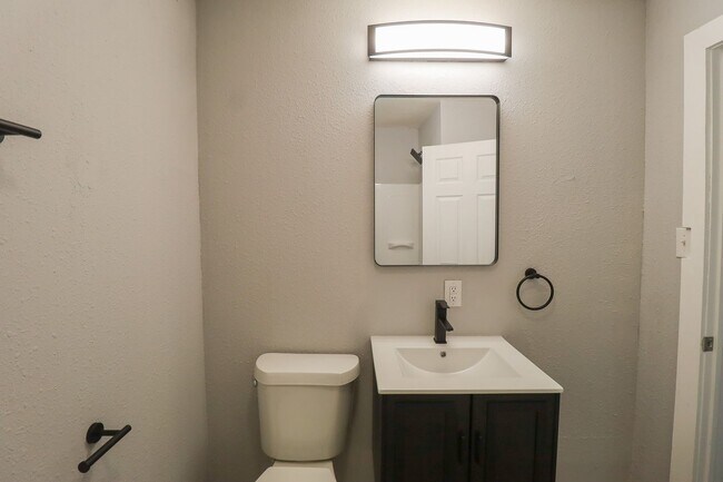 Building Photo - Beautifully Redone 3 Bedroom House! Available for Immediate Move in!