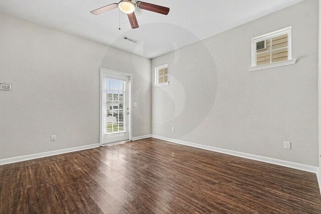 Building Photo - Must See 3BR/2.5BA Home in East Point!