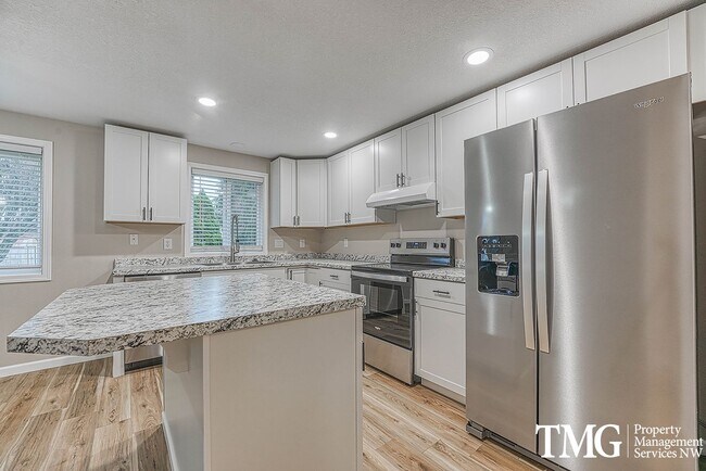 Building Photo - Wonderful 2 Story 3 Bed 2.5 Bath Home in Five Corners!