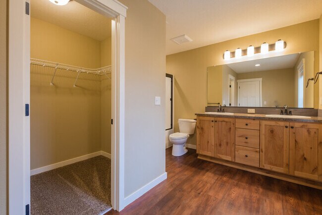 Building Photo - 4 Bedroom 2.5 Bath