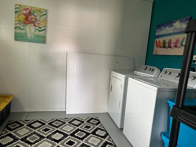 Building Photo - Stunning Move-in Ready 2 Bedrooms 2  bathr...