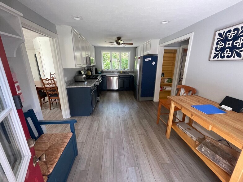 Entryway view. - 25 Theroux Dr