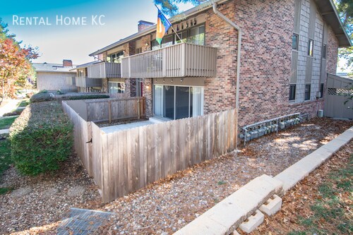 Building Photo - 8738 Metcalf Ln