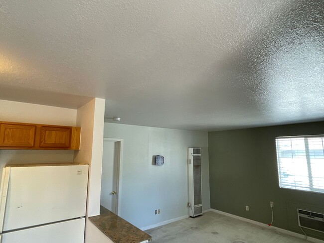 Building Photo - 1 Bedroom / 1 Bathroom Triplex