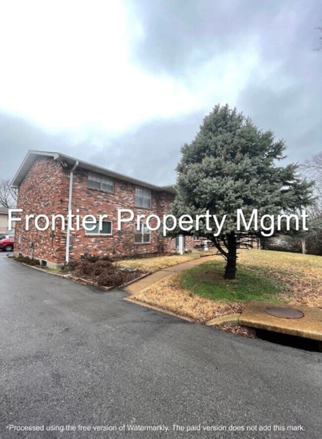 Building Photo - 2 Bedroom, 1 Bath Apartment