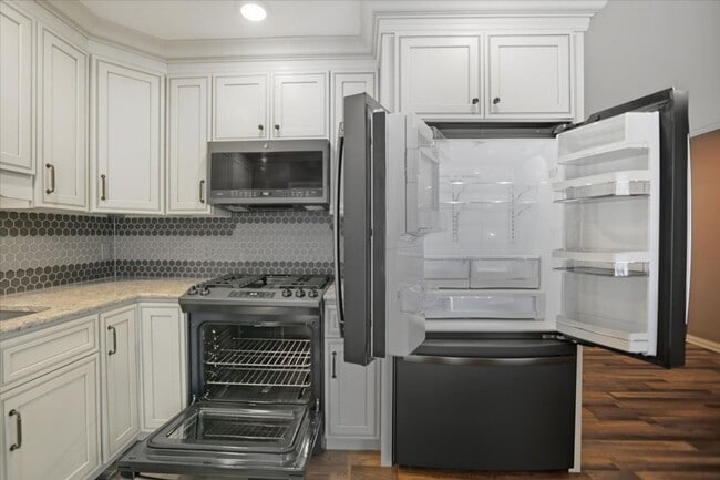 Building Photo - Charming 3-Bedroom Ranch in a Convenient L...