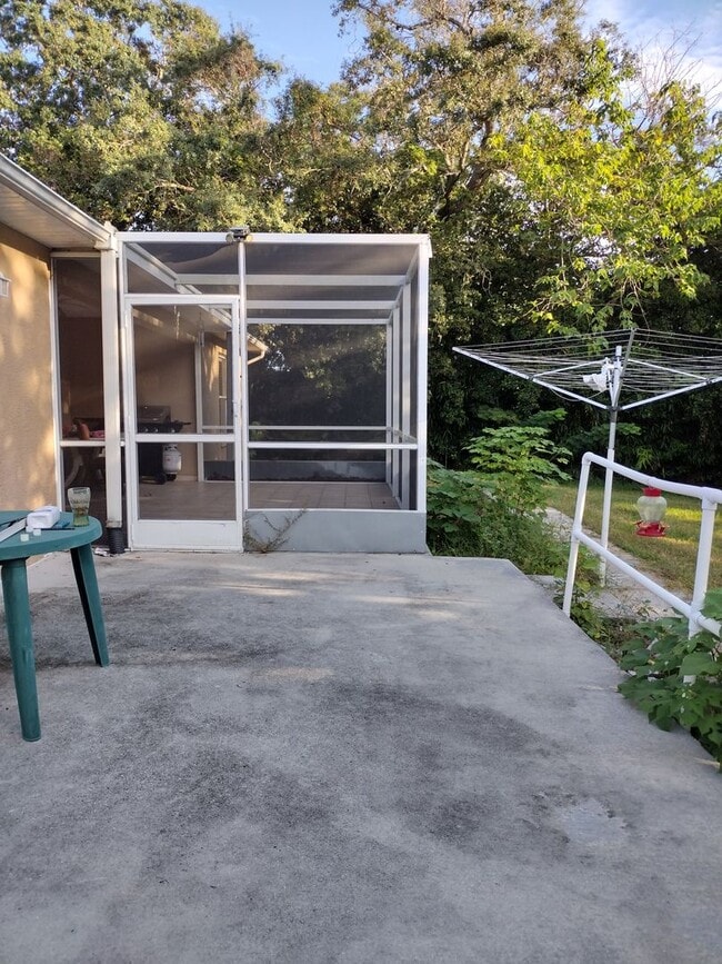 Building Photo - 3 Bedroom 2 Bath House 2 car garage with Large screened in porch! Tenant occupied till March 31st