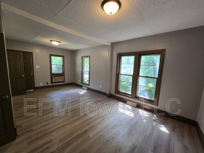 Building Photo - 519 Adams St
