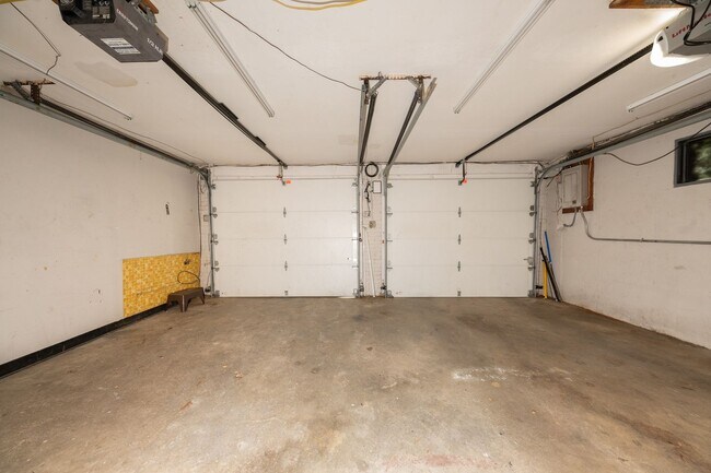 Building Photo - Anderson - Updated and spacious 3 bed 2.5 ...