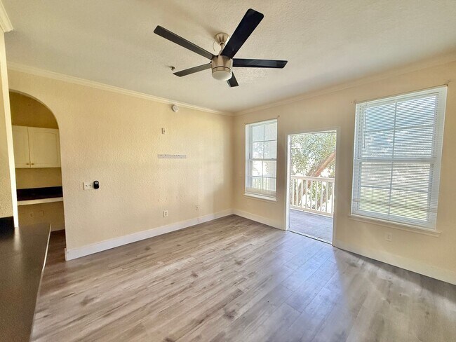 Building Photo - 860 N Orange Ave