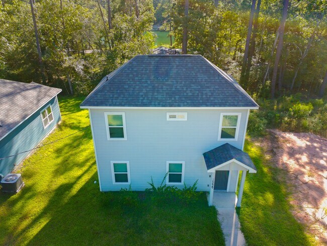 Building Photo - 15629 Holly Dr