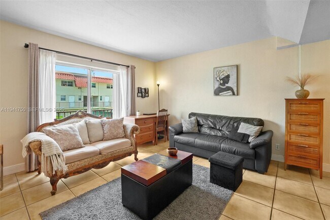 Building Photo - 6703 N Kendall Dr