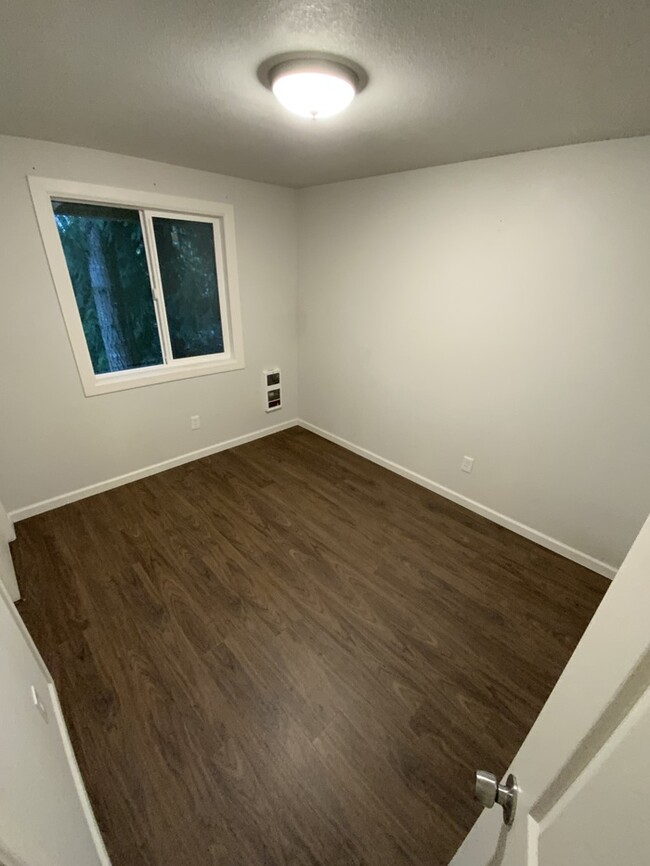 Building Photo - 3bdr 1.5 bath TOWNHOME 1 car garage 1 PET ...