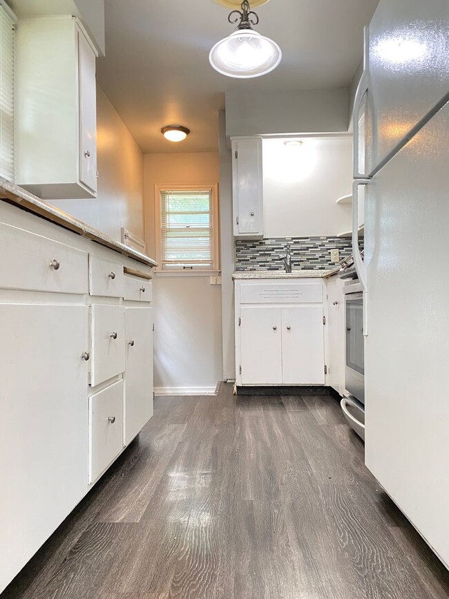 Building Photo - Beautiful 3 bed 1 bath house, over sized driveway, garage and fenced in back yard $1795