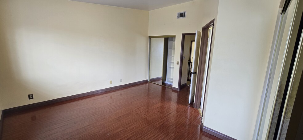 Master room - 151 E 6th St