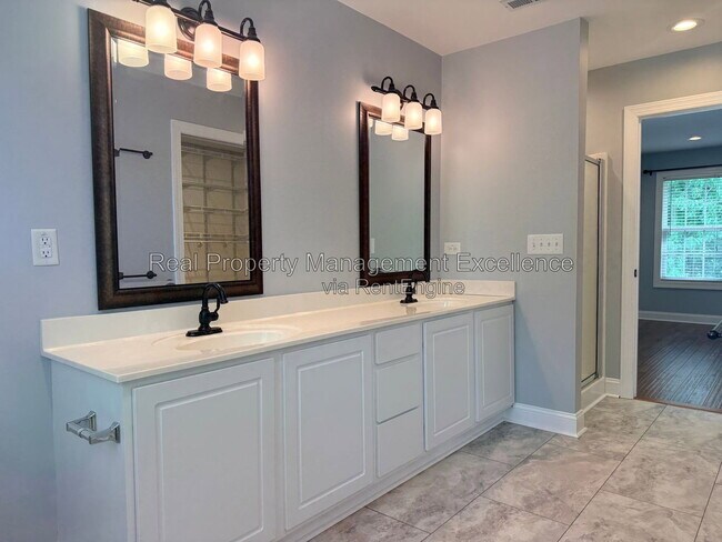 Building Photo - 305 Holly Thorn Trace