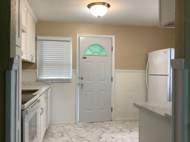 Building Photo - RENOVATED 3 BED 2 BATH 1 STORY RAMBLER - E...