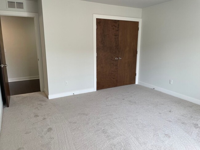 Building Photo - 3 Bedroom, 2 1/2 Bath, Townhouse w/ 2-Car ...