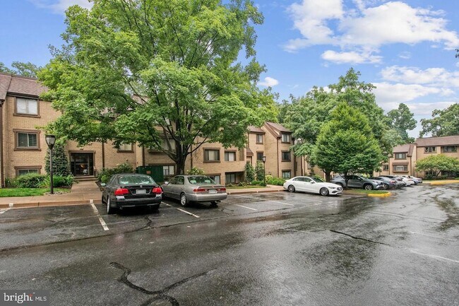 Building Photo - 1635 Parkcrest Cir
