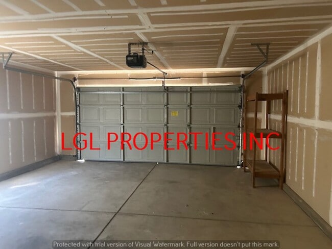 Building Photo - Very Nice Roseville 3 Bedroom 2 Bath Home