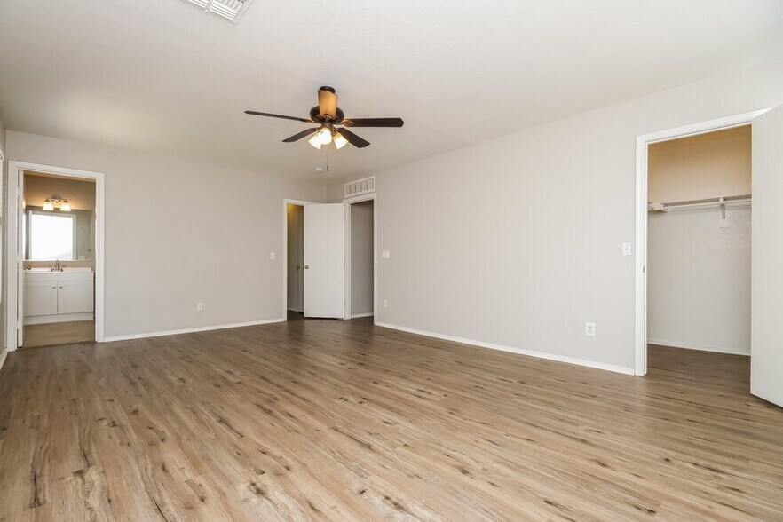 Building Photo - 11552 E Flower Cir
