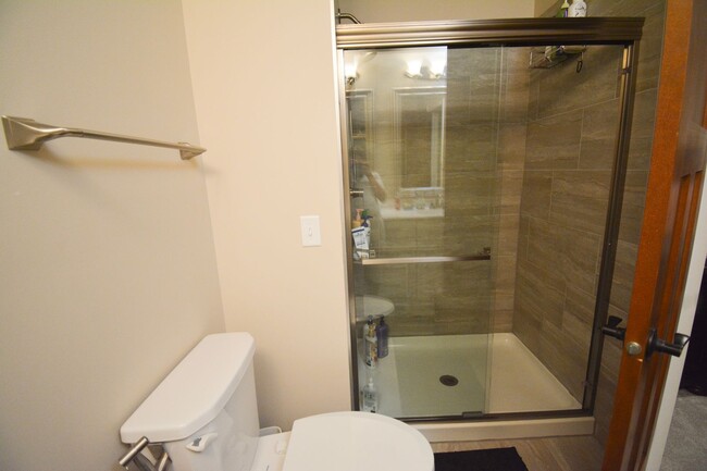 Building Photo - Beautiful, Modern, Updated, 4 Bed 3 Bath A...